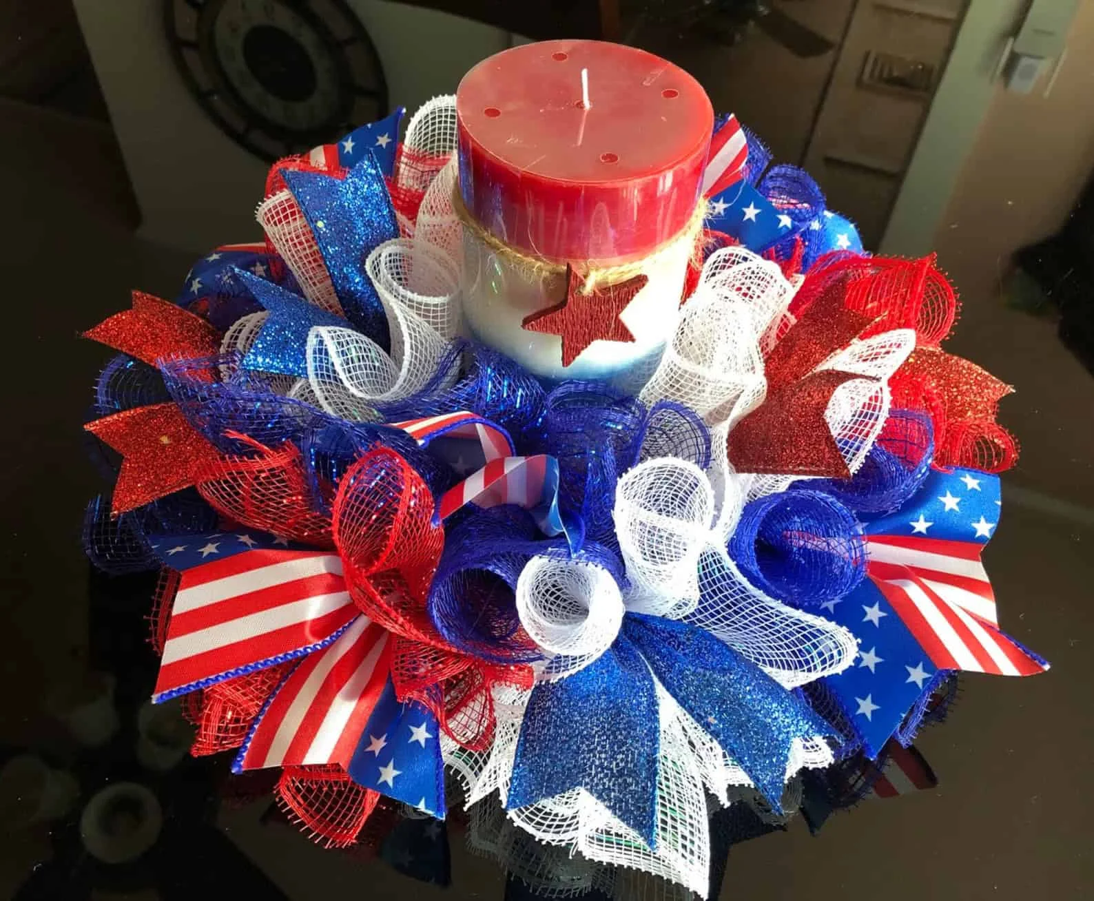 15. Centro de mesa patriótico con decoración en malla para el 4 de julio