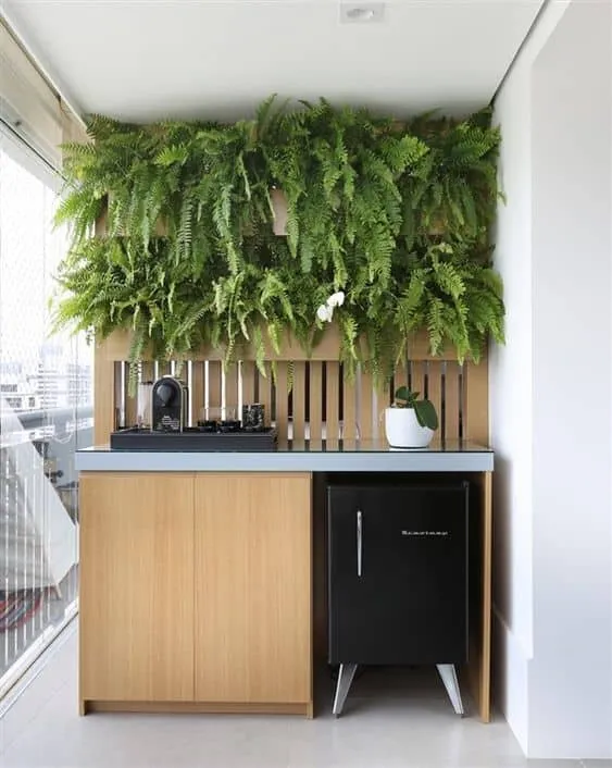 在咖啡区的露台上找到宁静的避风港