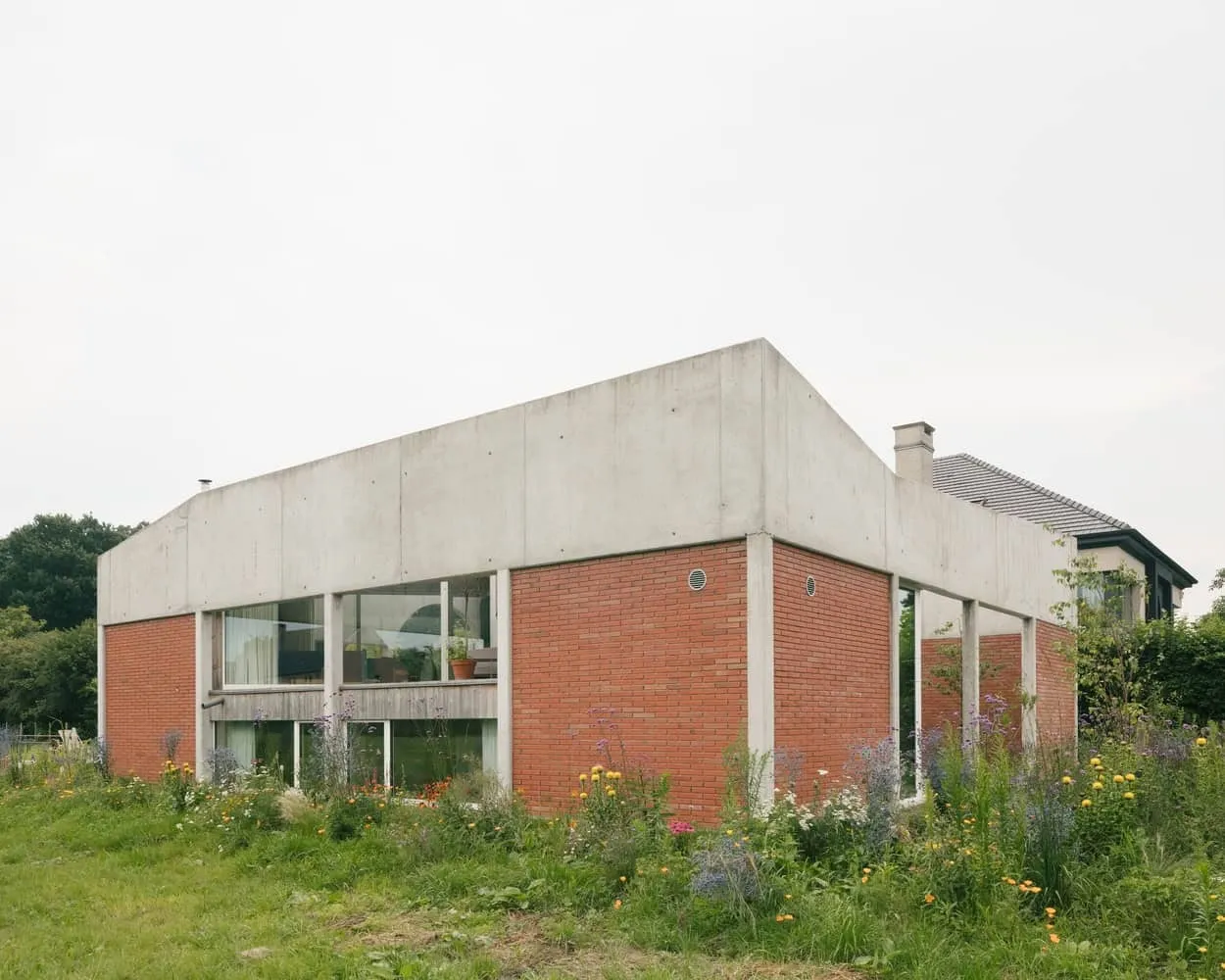 BLAF Architecten设计的hkZ住宅：泽尔勒的混凝土网格可持续住房