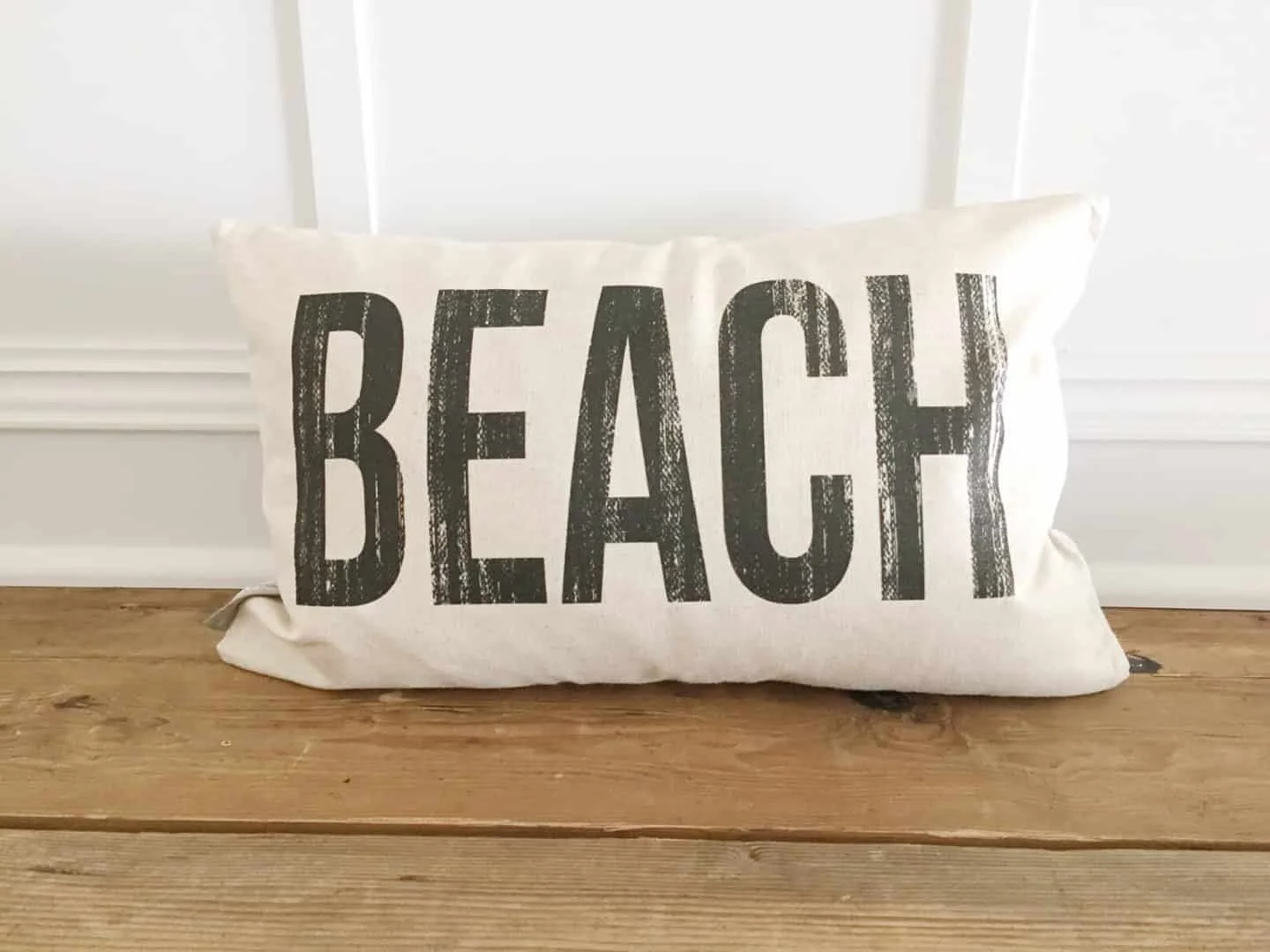 14. Almohadas con diseño de playa desgastado