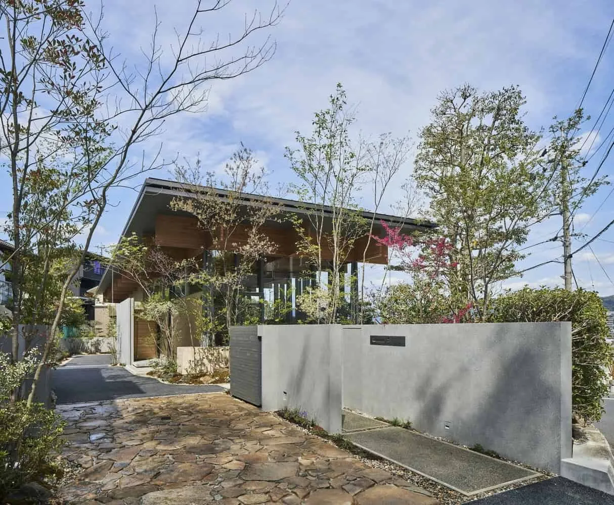 UID Architects设计的KNIT House：融入景观的现代日式住宅