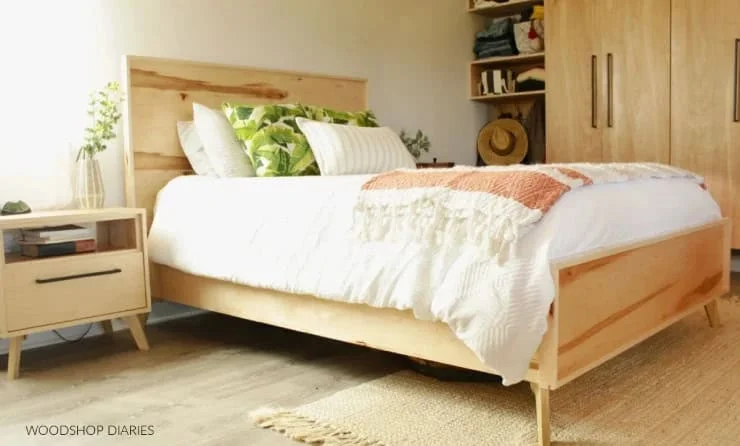2. Cama moderna de mediados del siglo XX DIY
