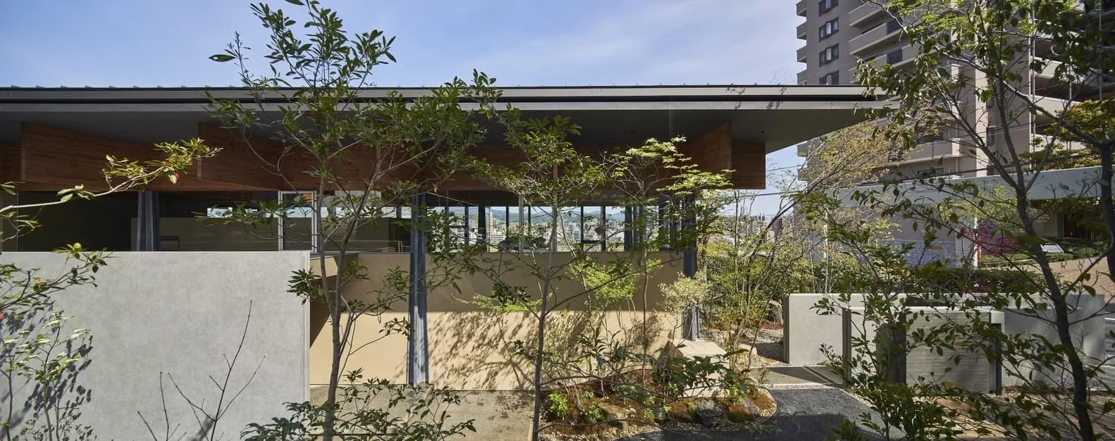 UID Architects设计的KNIT House：融入景观的现代日式住宅