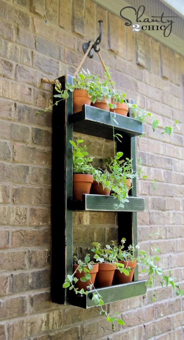 4. Maceta de madera para pared