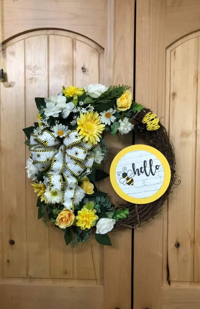 15. 蜜蜂与葡萄藤花瓶