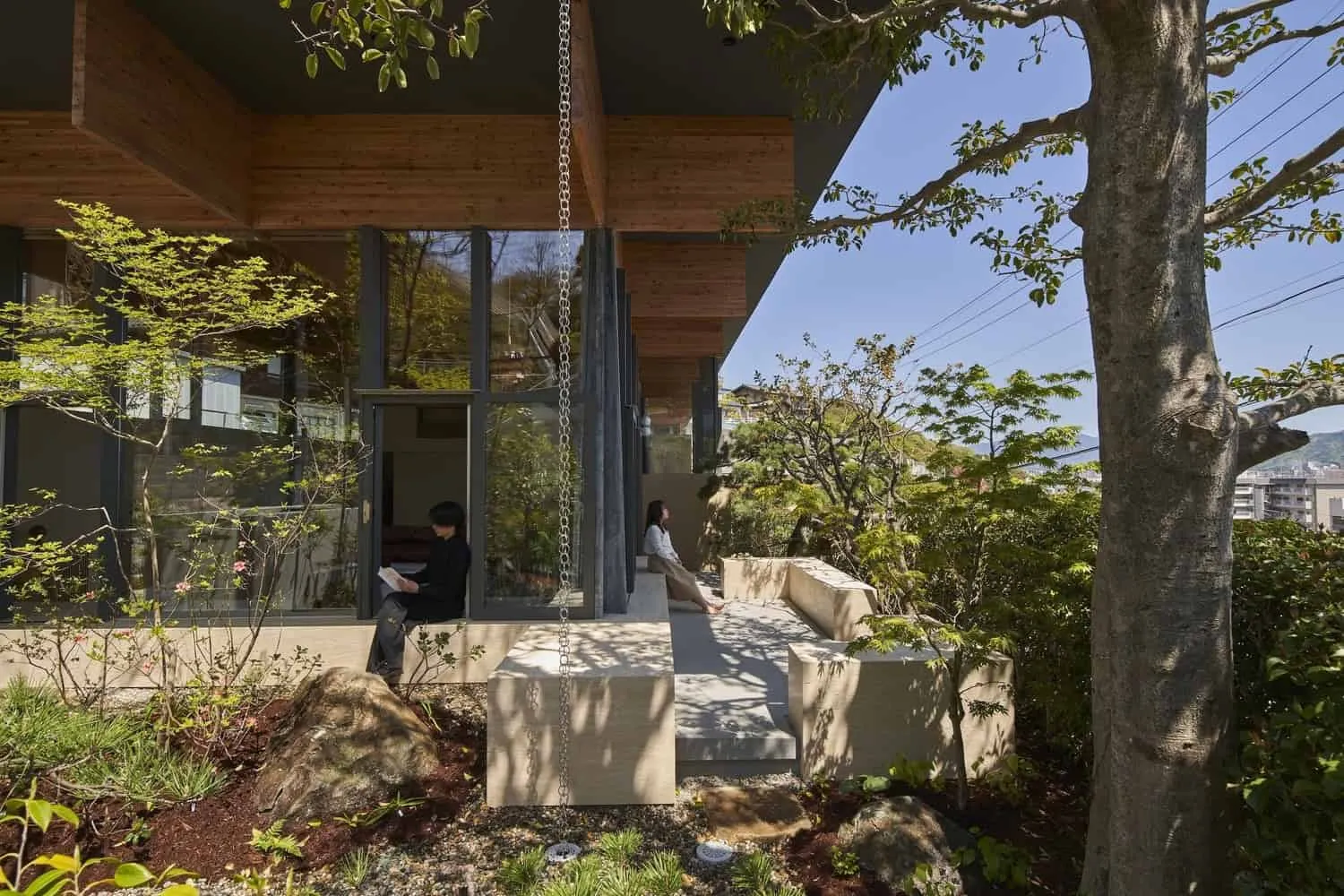 UID Architects设计的KNIT House：融入景观的现代日式住宅