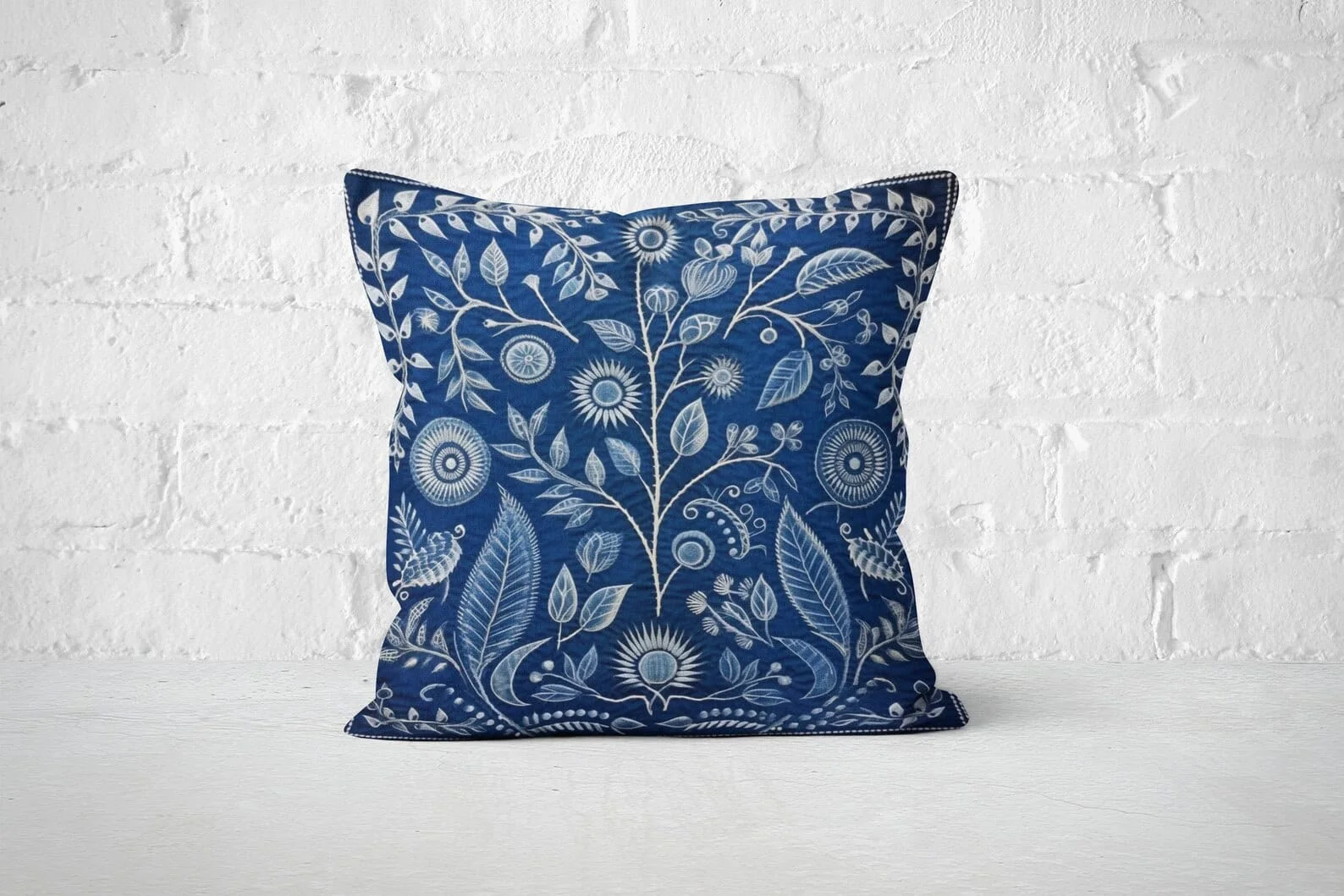 6. Almohada con diseño folclórico veraniego