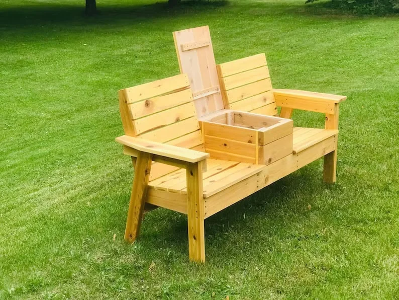 13. Banco doble con refrigerador