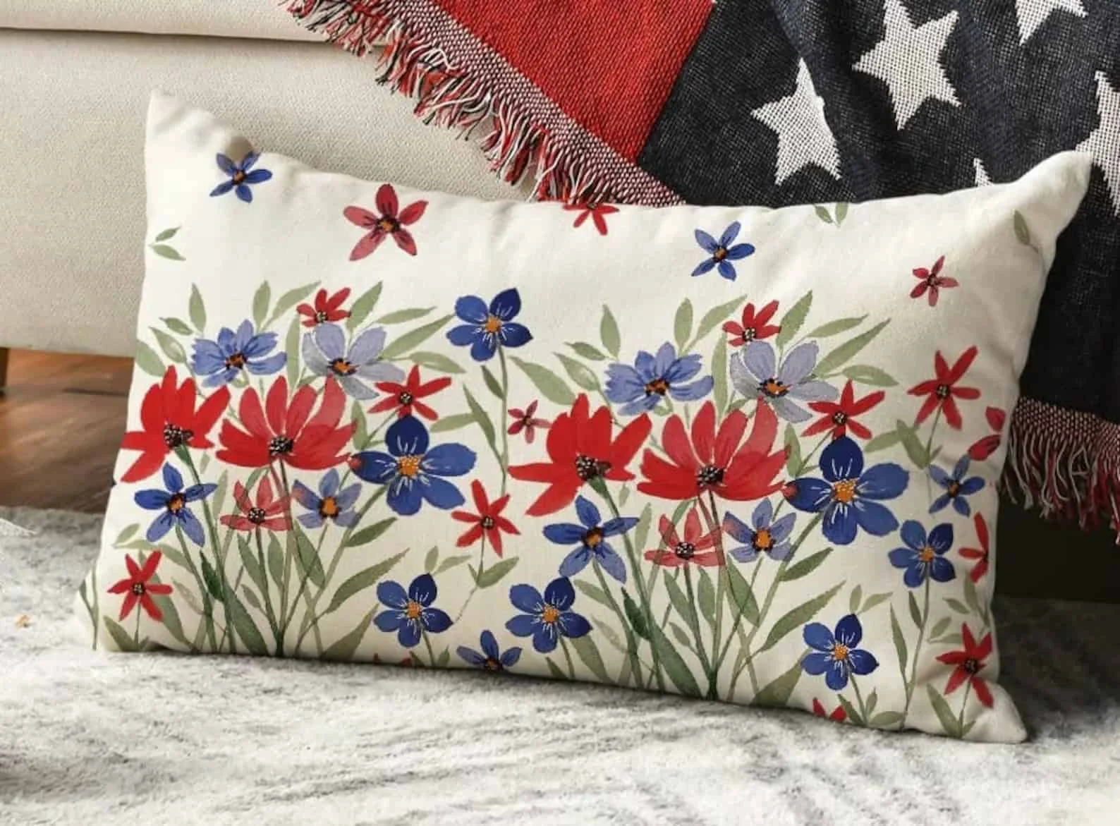 5. Almohada con flores rojas, blancas y azules