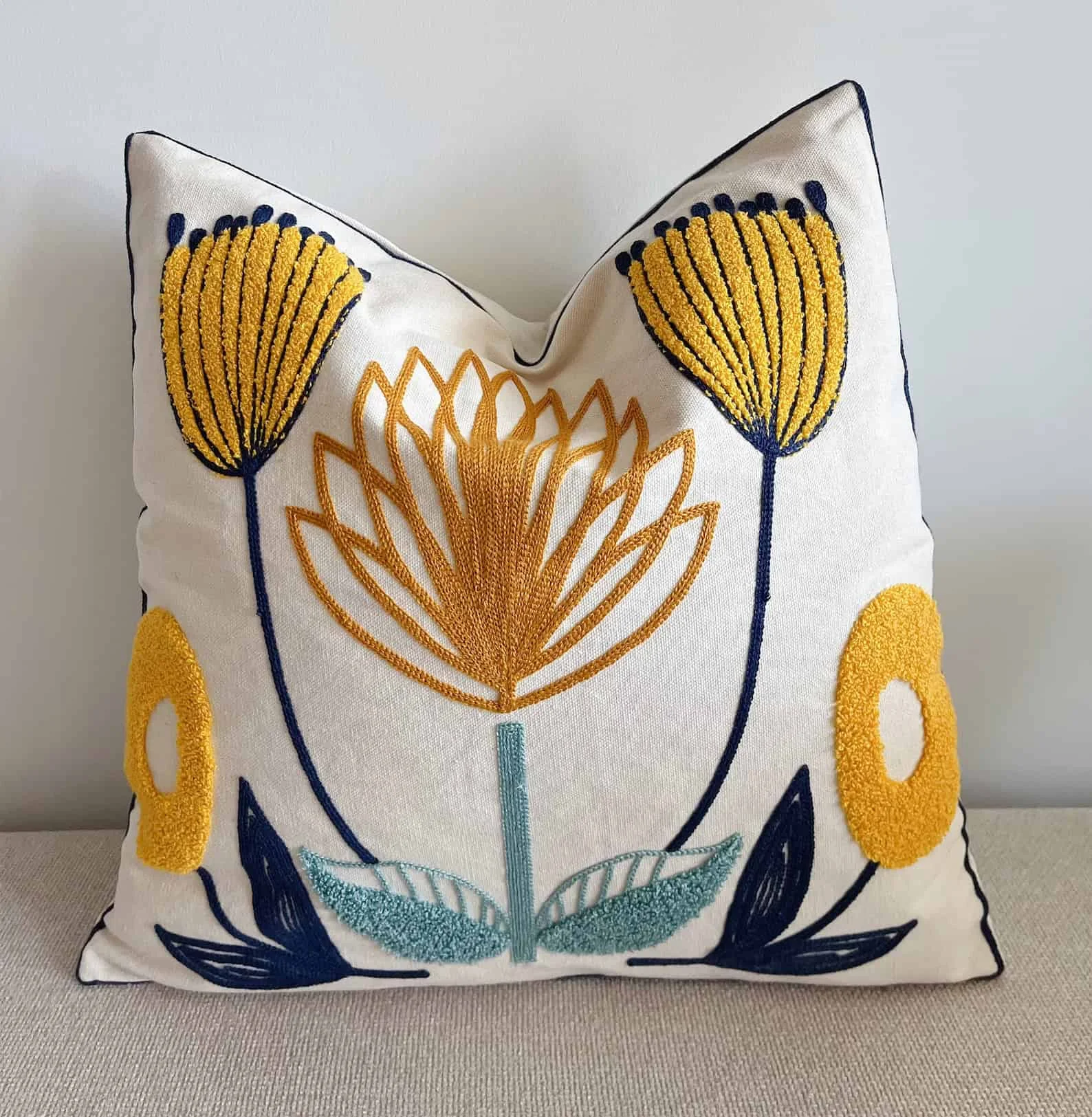 13. Almohada amarilla con flores