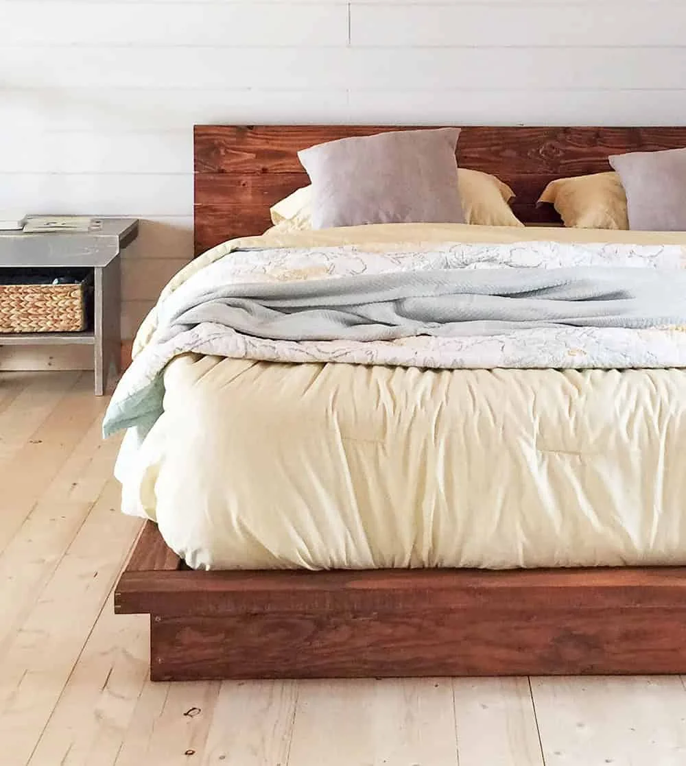 3. Cama rustica moderna con cabecero