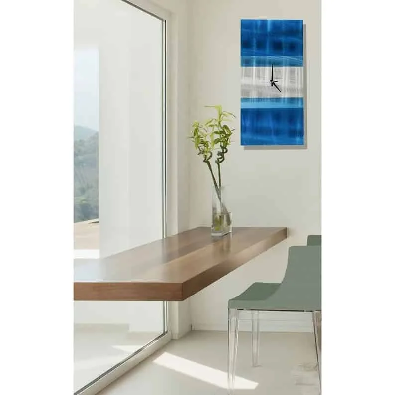 11. Pared metálica con relojes