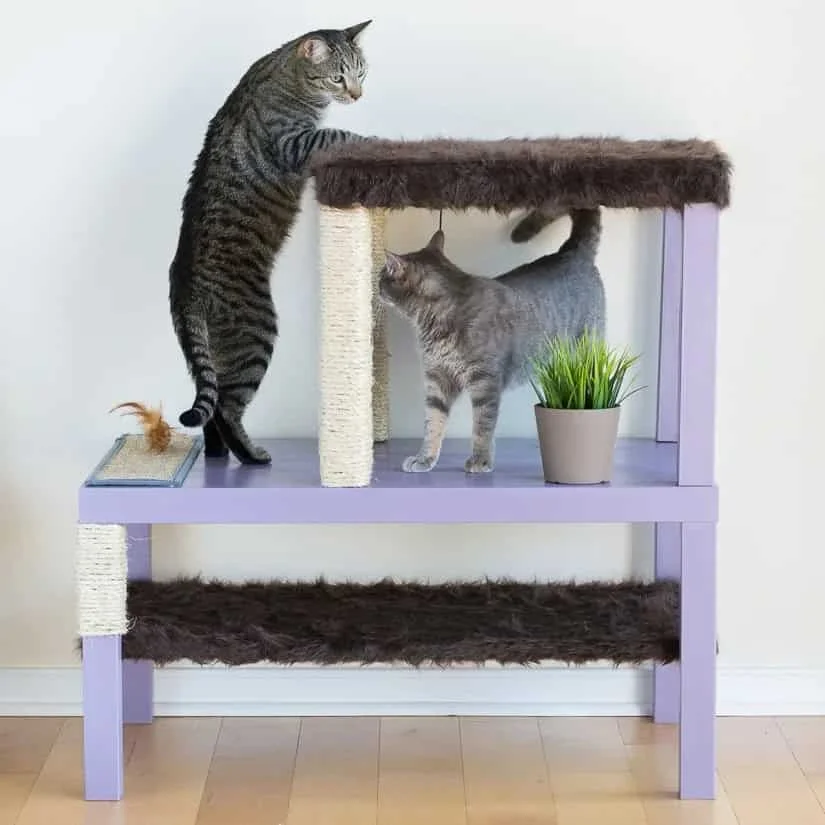 9. Cabaña DIY para gatos usando mesas IKEA