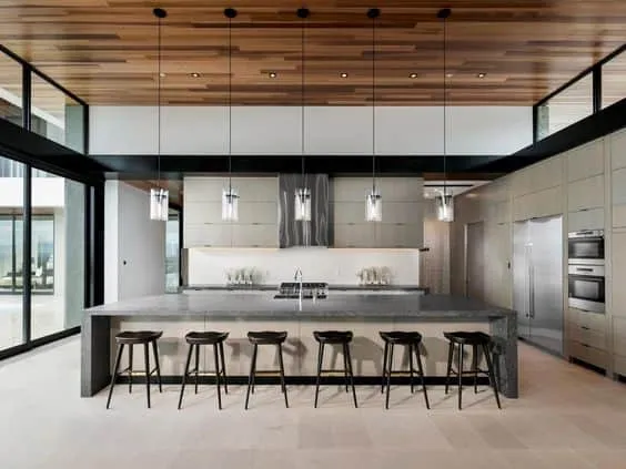 用时尚吊灯照亮厨房