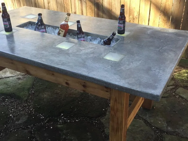 12. Mesa de terraza con refrigerador integrado