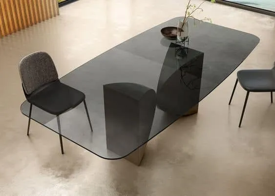 接受玻璃餐桌的美丽在餐厅中