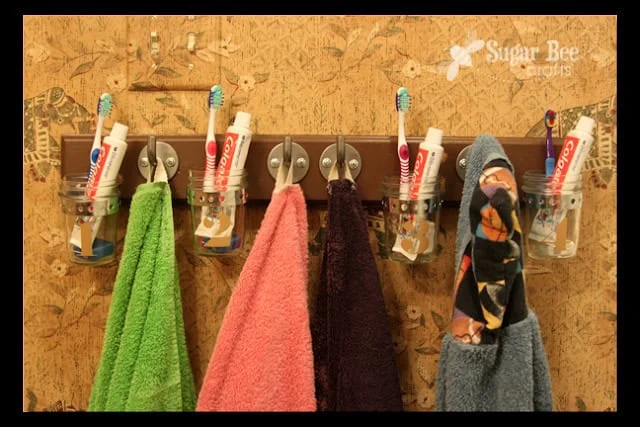 6. Organización de perchas para baño