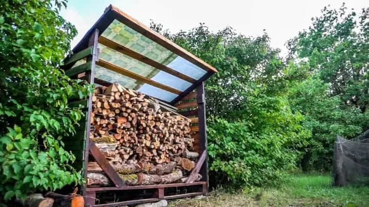 6. Sencillo granero de palets para leña