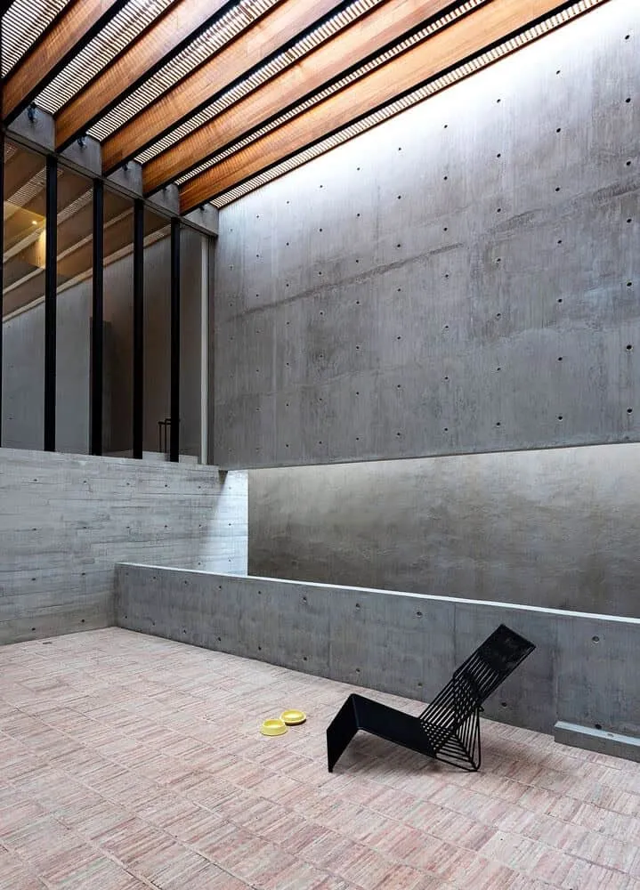 墨西哥里卡多·伊萨拉斯·加梅斯建筑事务所设计的带走廊的房子