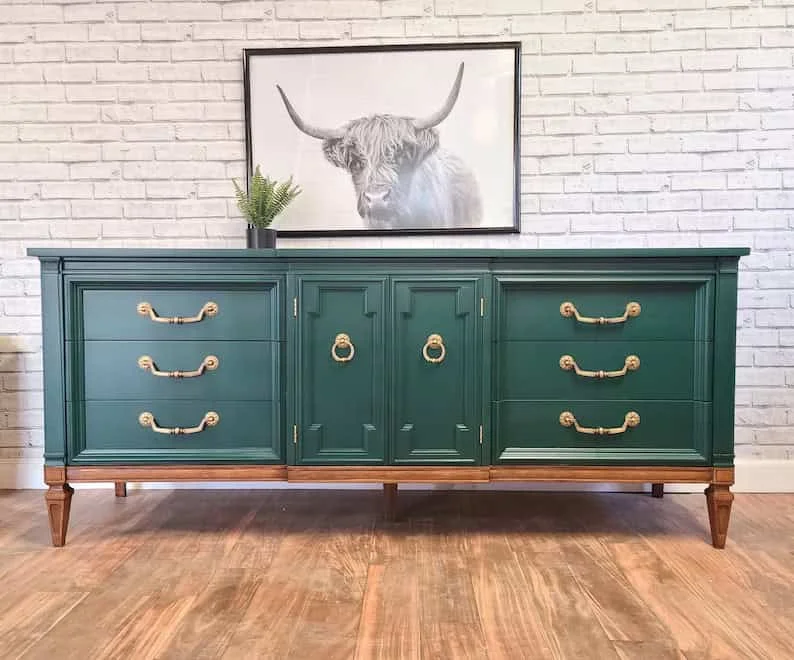 9. Cómoda o bufé de mediados del siglo neoclásico