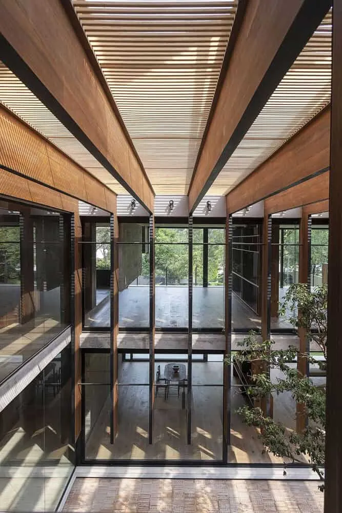 墨西哥里卡多·伊萨拉斯·加梅斯建筑事务所设计的带走廊的房子