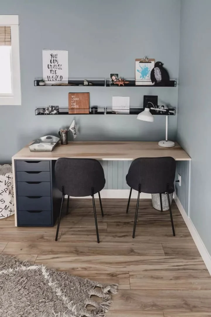 15. Mesa doble con acabado de madera contrachapada