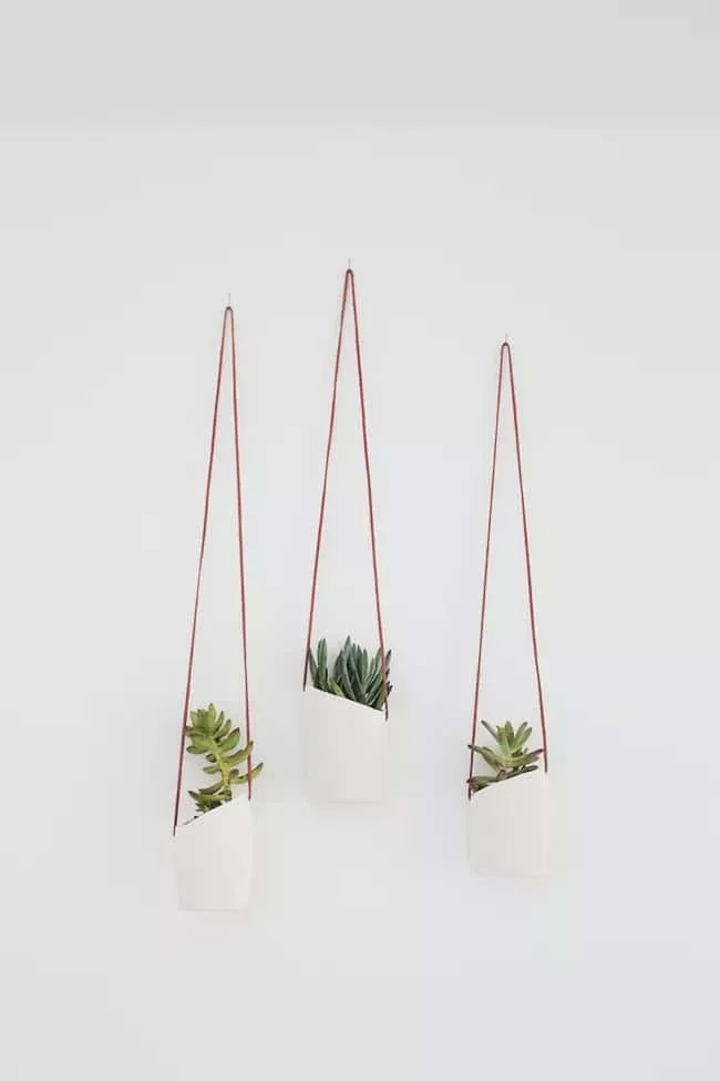 8. Maceteros colgantes de materiales reciclados