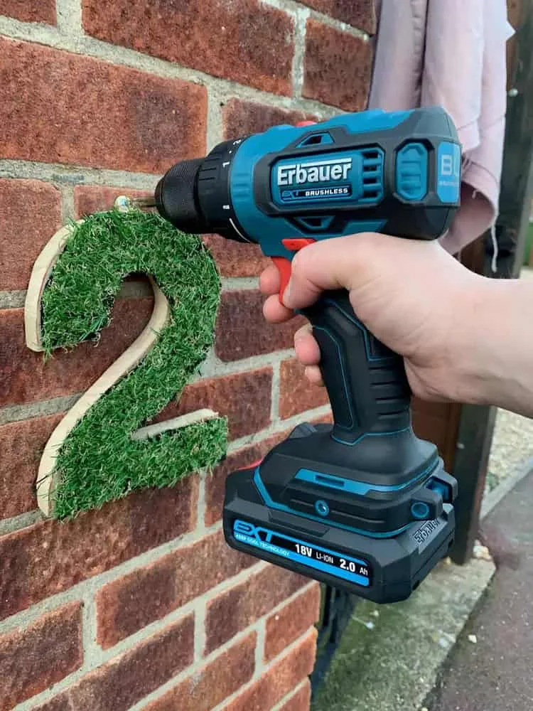 10. Números caseros en césped DIY