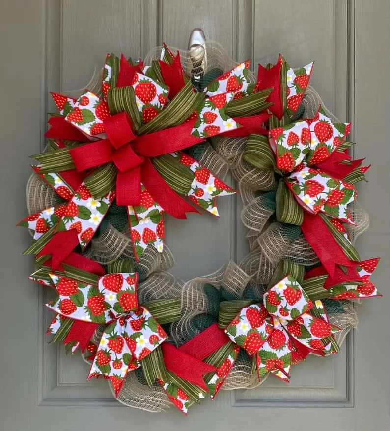 13. Corona de fresa con cinta