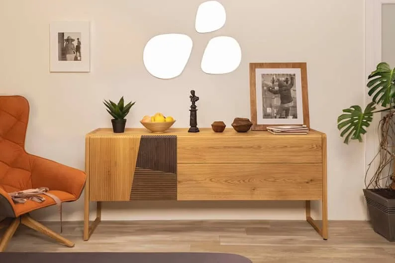 12. Cómoda de madera maciza