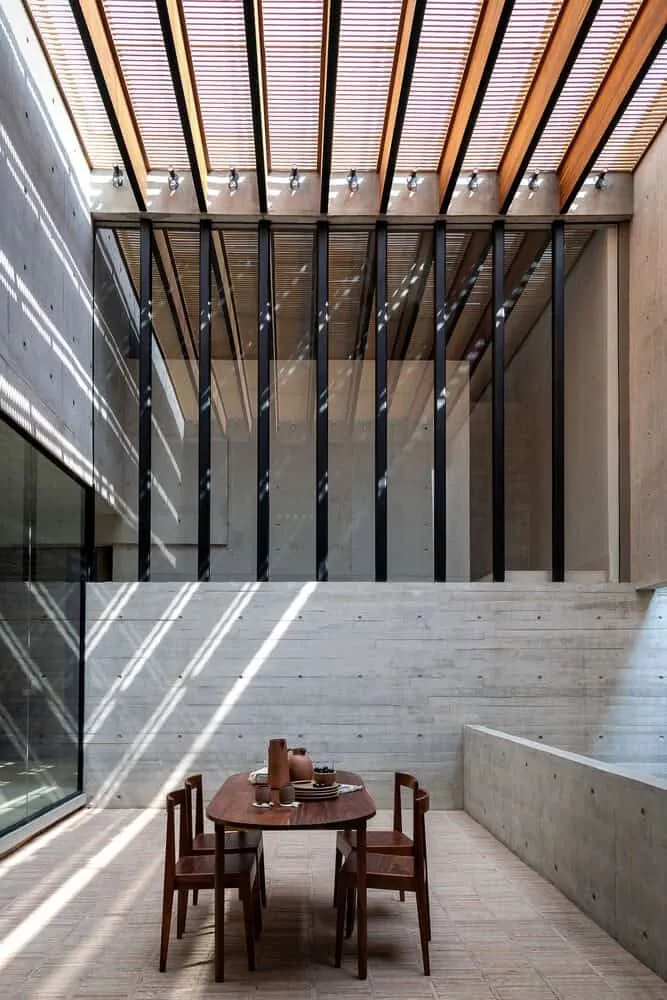 墨西哥里卡多·伊萨拉斯·加梅斯建筑事务所设计的带走廊的房子