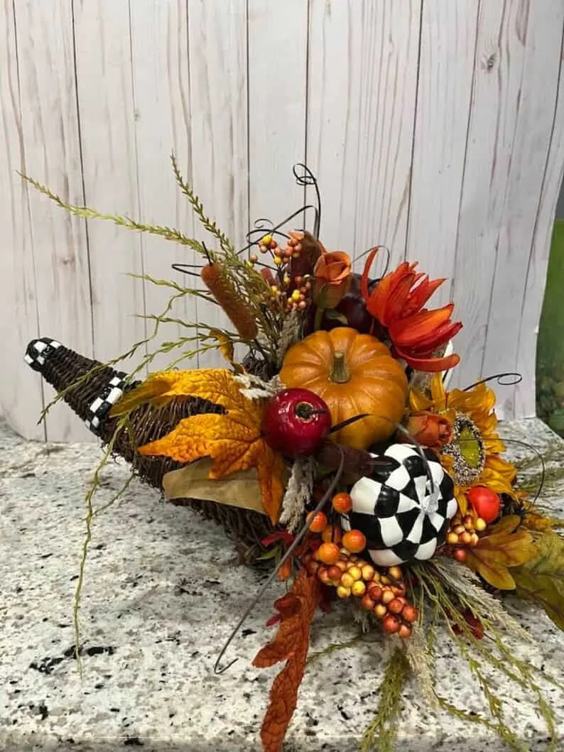 10. Composición con cuerno de la abundancia