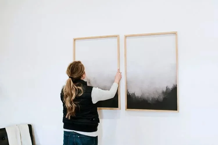 10. Marco moderno de madera y obra de arte