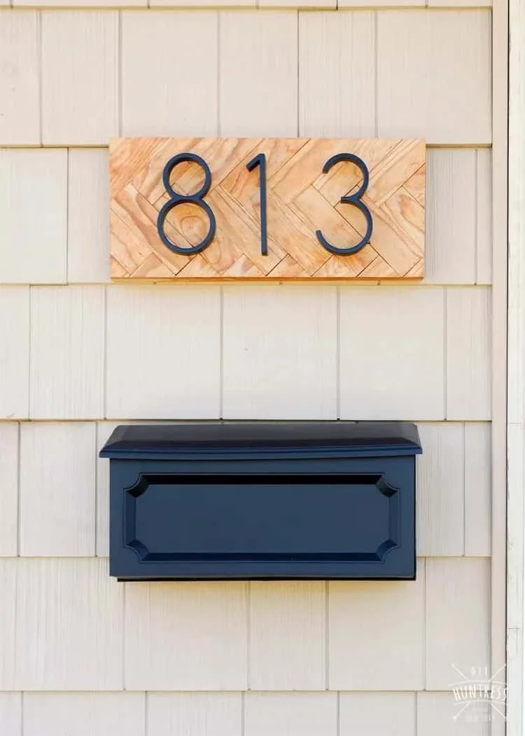 9. Tablero con número de casa estilo parquet DIY