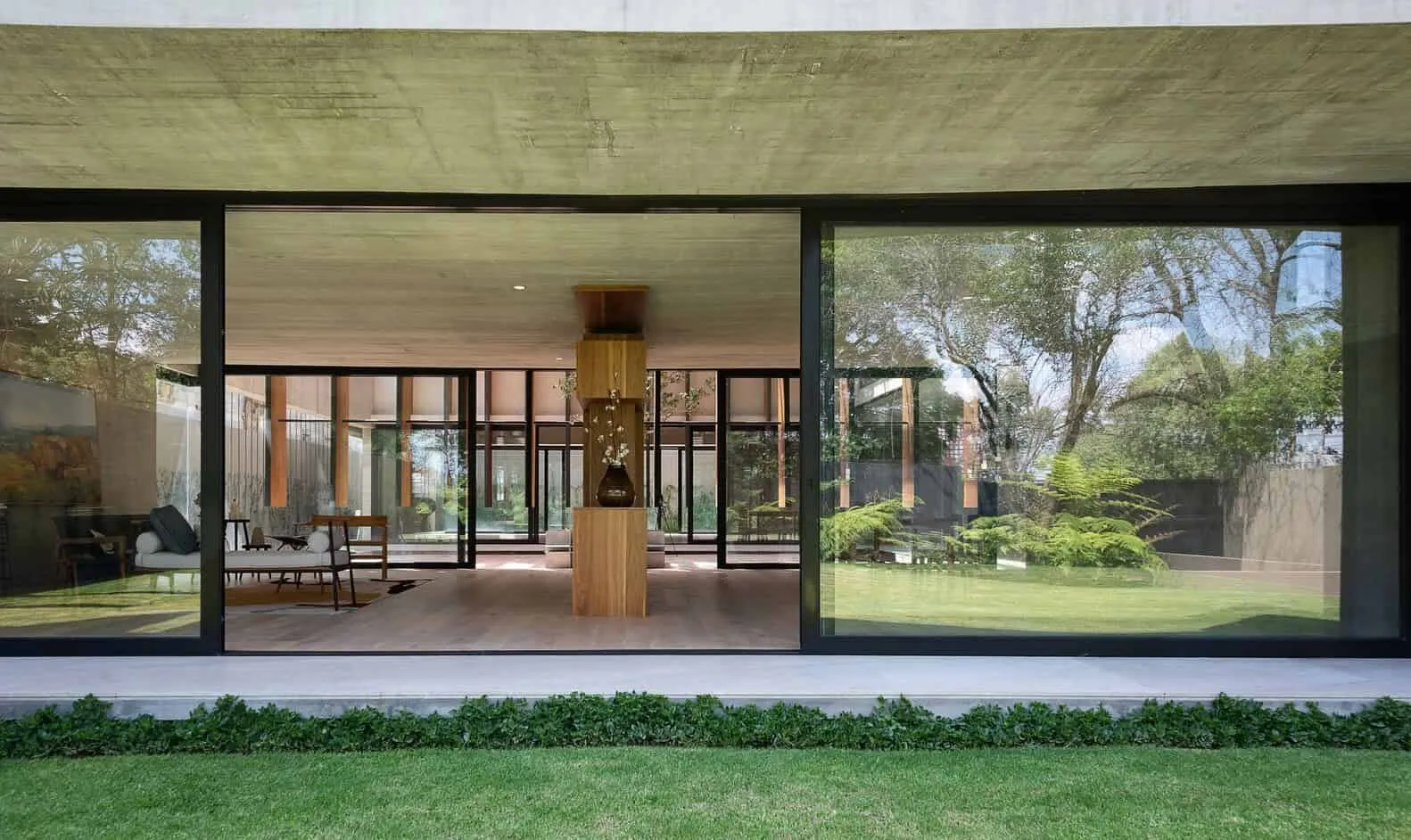 墨西哥里卡多·伊萨拉斯·加梅斯建筑事务所设计的带走廊的房子