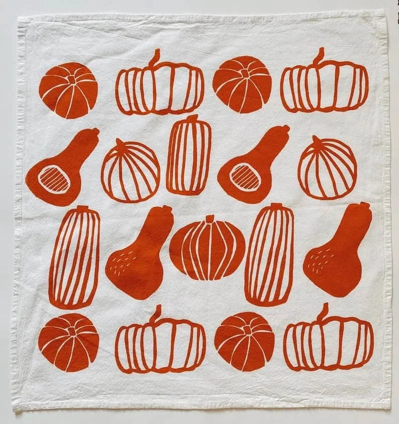 3. Toalla con calabazas naranjas