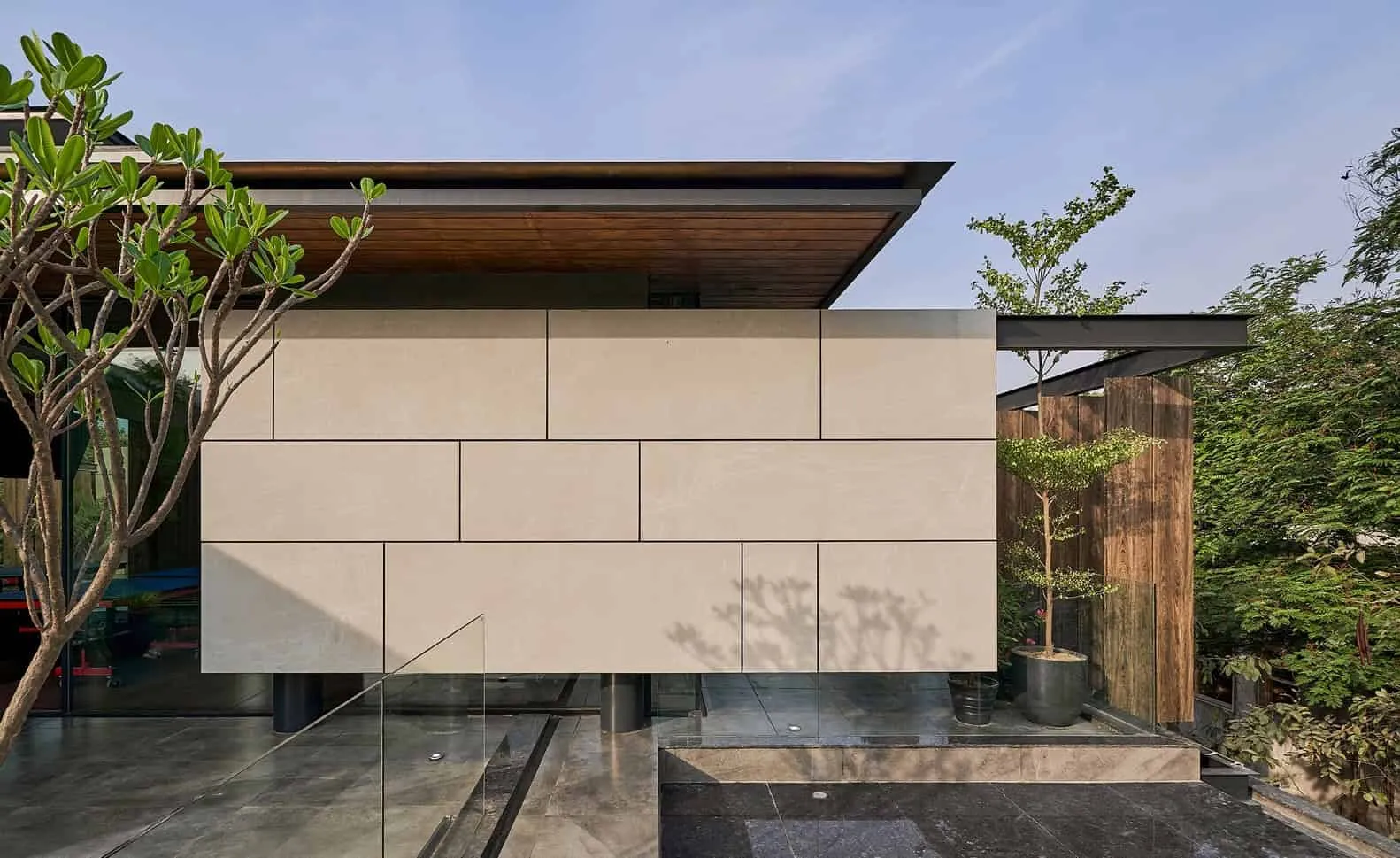 DADA Partners的转角住宅：新德里的可持续绿色避风港