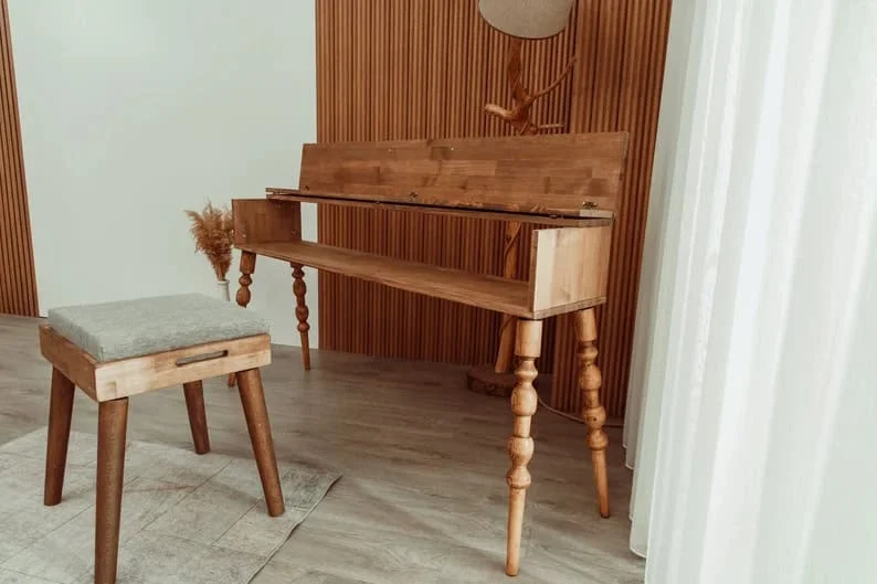 8. Taburete de nogal