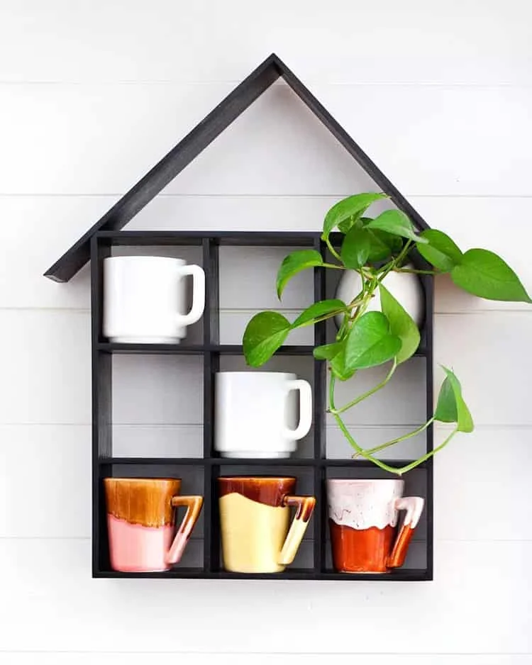 15. Estante de tazas en forma de casa con DIY