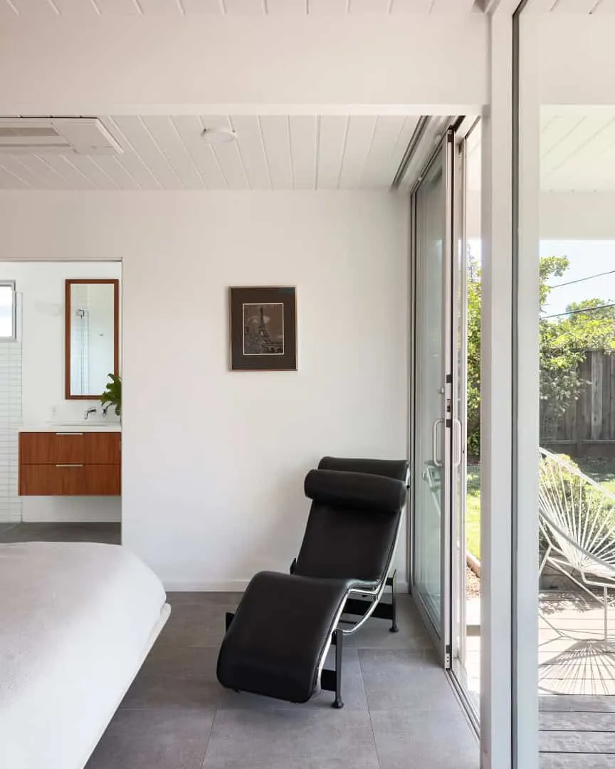 Klopf Architecture设计的Eichler大客厅：圣纳瓦尔现代中世纪风格翻新