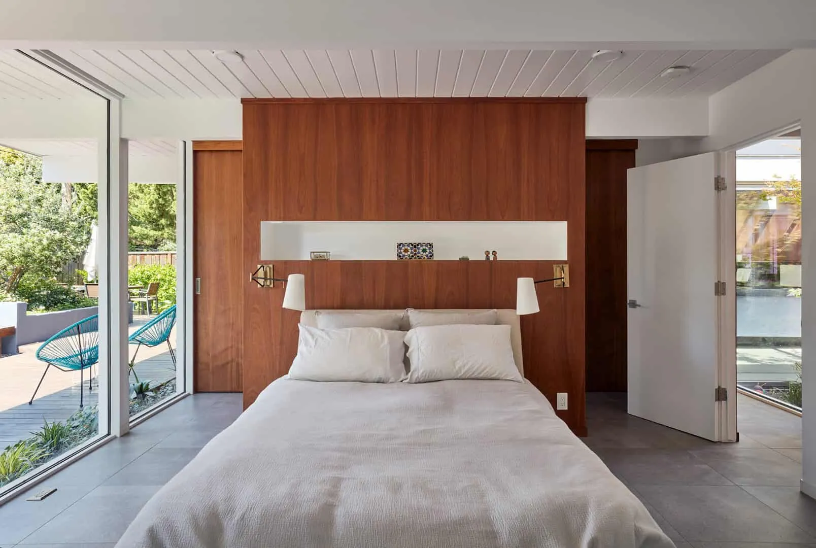 Klopf Architecture设计的Eichler大客厅：圣纳瓦尔现代中世纪风格翻新