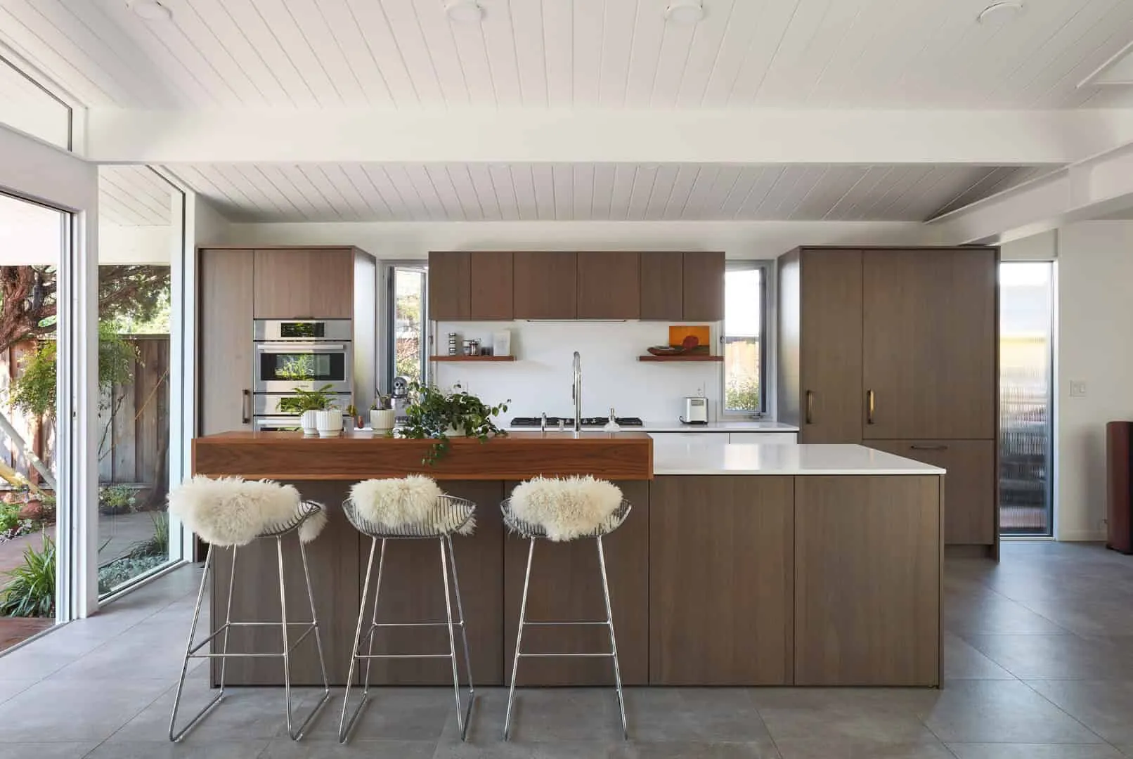 Klopf Architecture设计的Eichler大客厅：圣纳瓦尔现代中世纪风格翻新