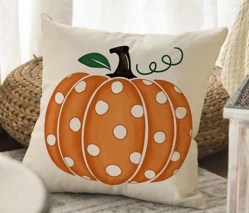 9. Almohada naranja con rayas