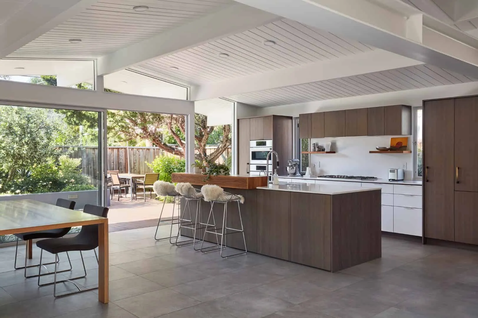 Klopf Architecture设计的Eichler大客厅：圣纳瓦尔现代中世纪风格翻新