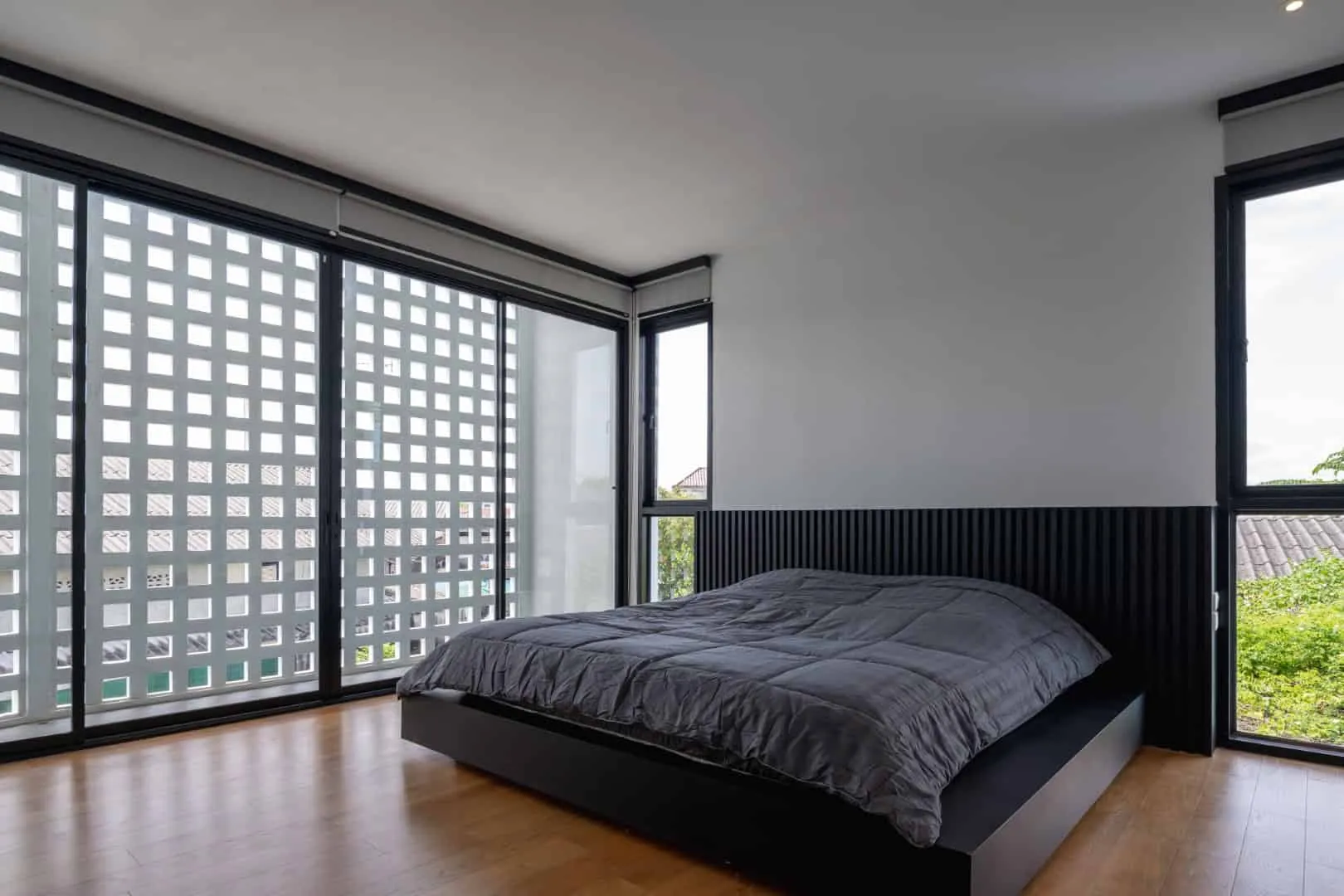 现代城市景观，高楼大厦与云天下的洁净沙滩，展现当代建筑和海滨全景。