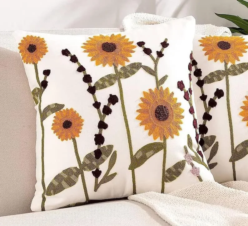 10. Almohada bordada con flores
