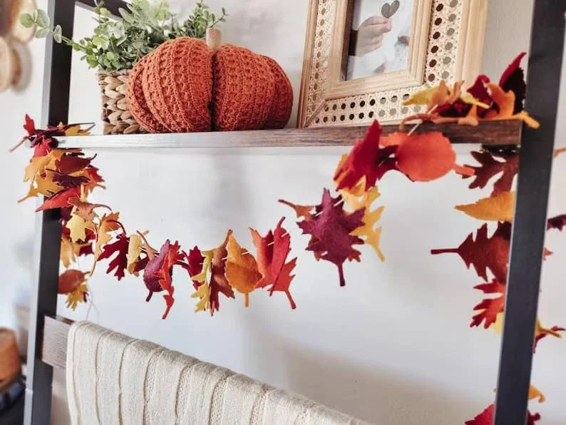 13. Banner de fieltro con hojas otoñales