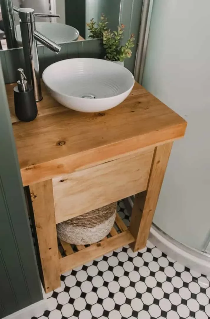 12. Mesa de baño en estilo rústico
