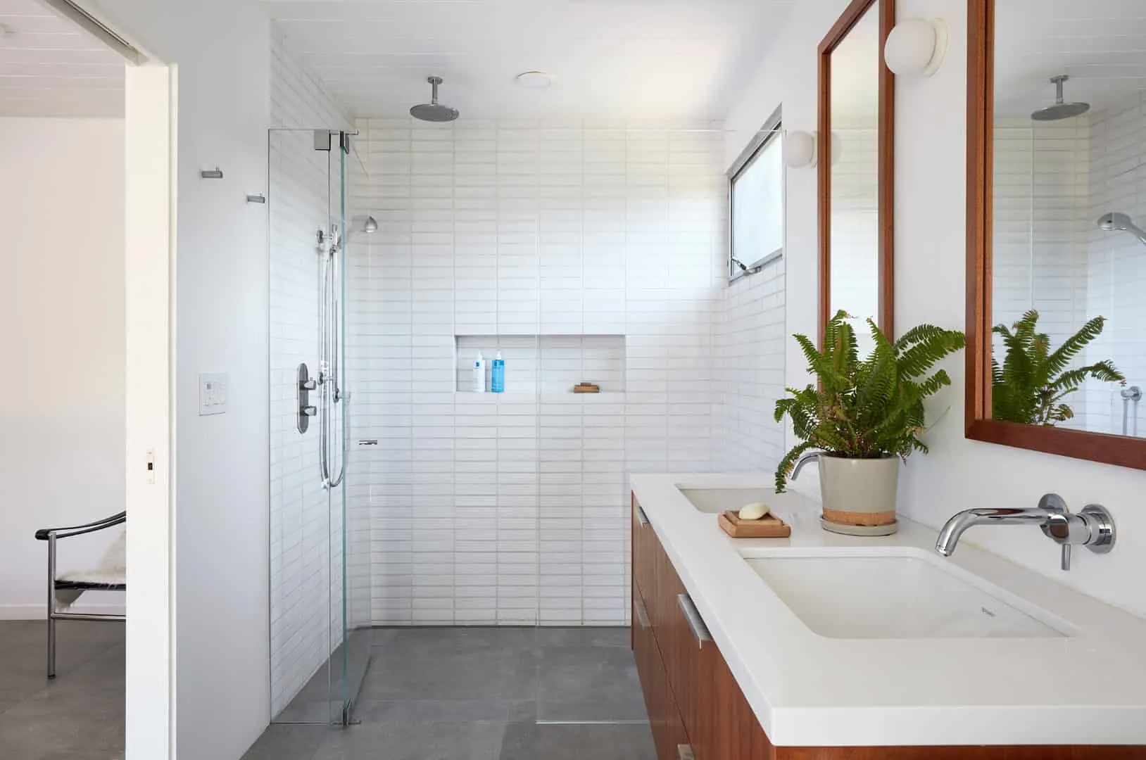 Klopf Architecture设计的Eichler大客厅：圣纳瓦尔现代中世纪风格翻新