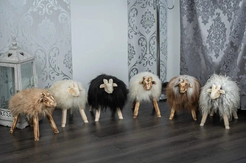 5. Silla pequeña y taburete